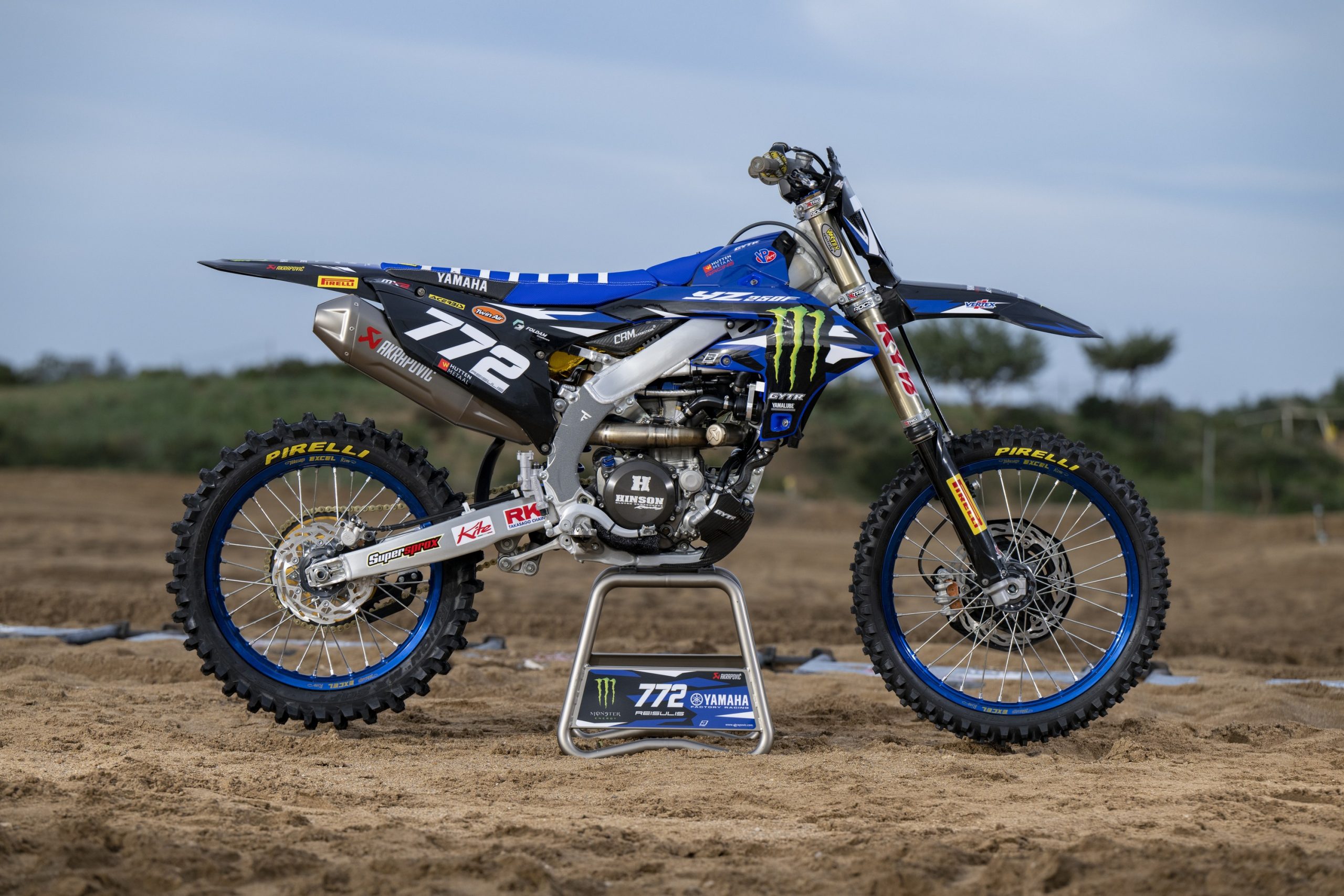 As motos oficiais de MX2 da Yamaha na temporada de 2026, numa fotografia oficial da marca. Não são as motos do título de 2021.