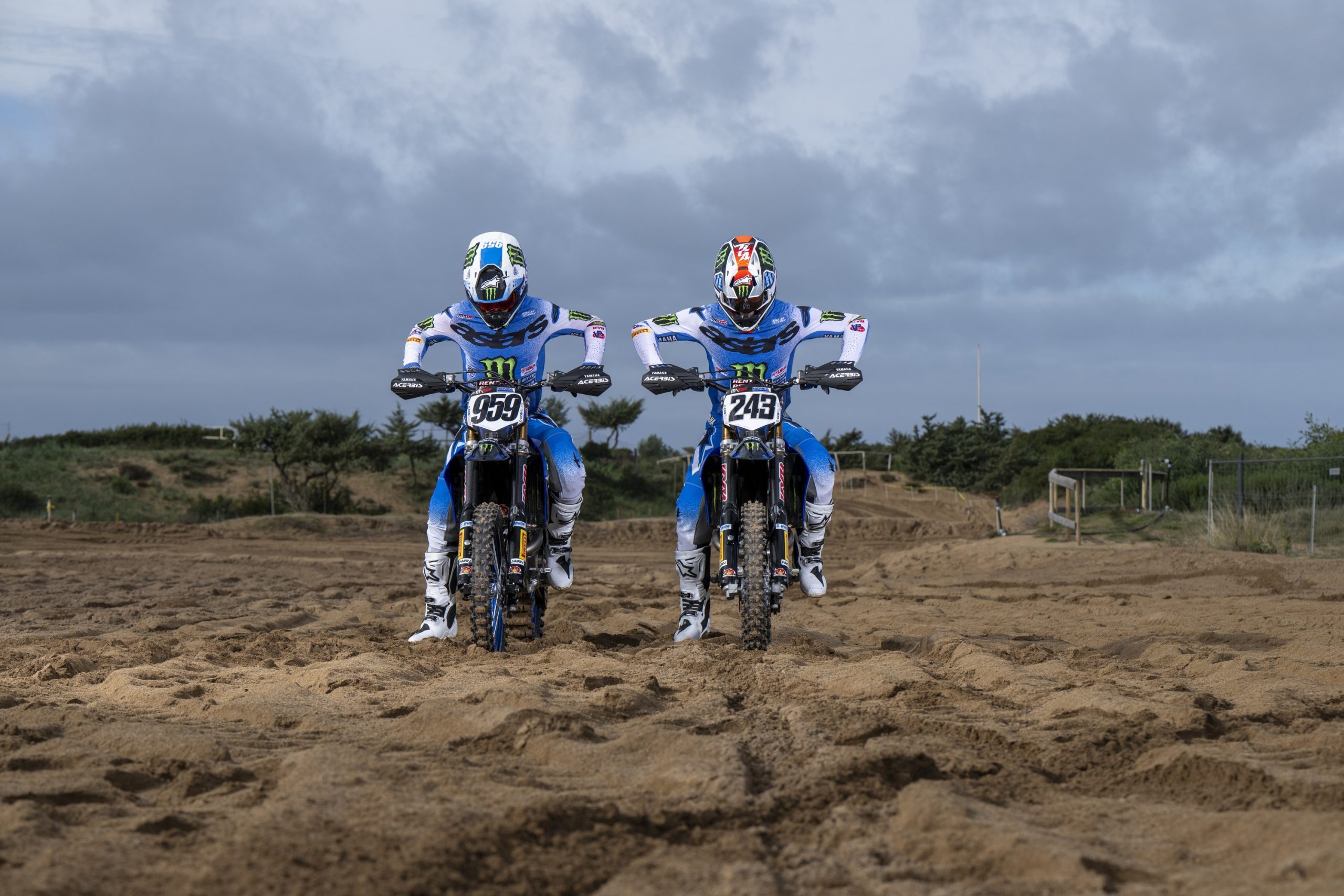 A equipa Monster Energy Yamaha Factory MXGP de 2026, a de Tim Gajser e Maxime Renaux, na sessão fotográfica oficial da Yamaha. Os pilotos de 2027 ainda não foram anunciados.