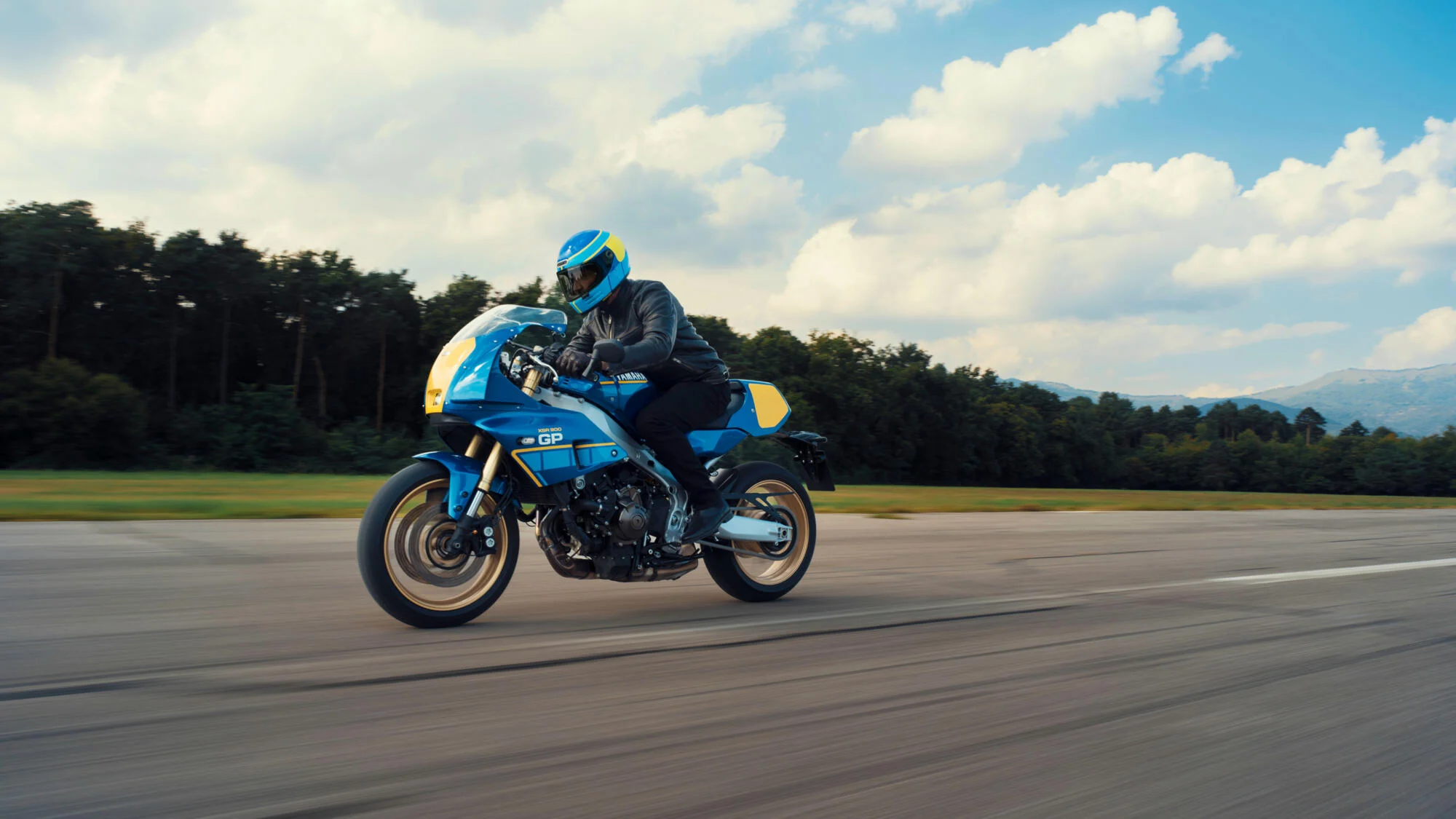 A Yamaha XSR900 GP Legend Blue de 2027, em fotografia oficial da Yamaha.