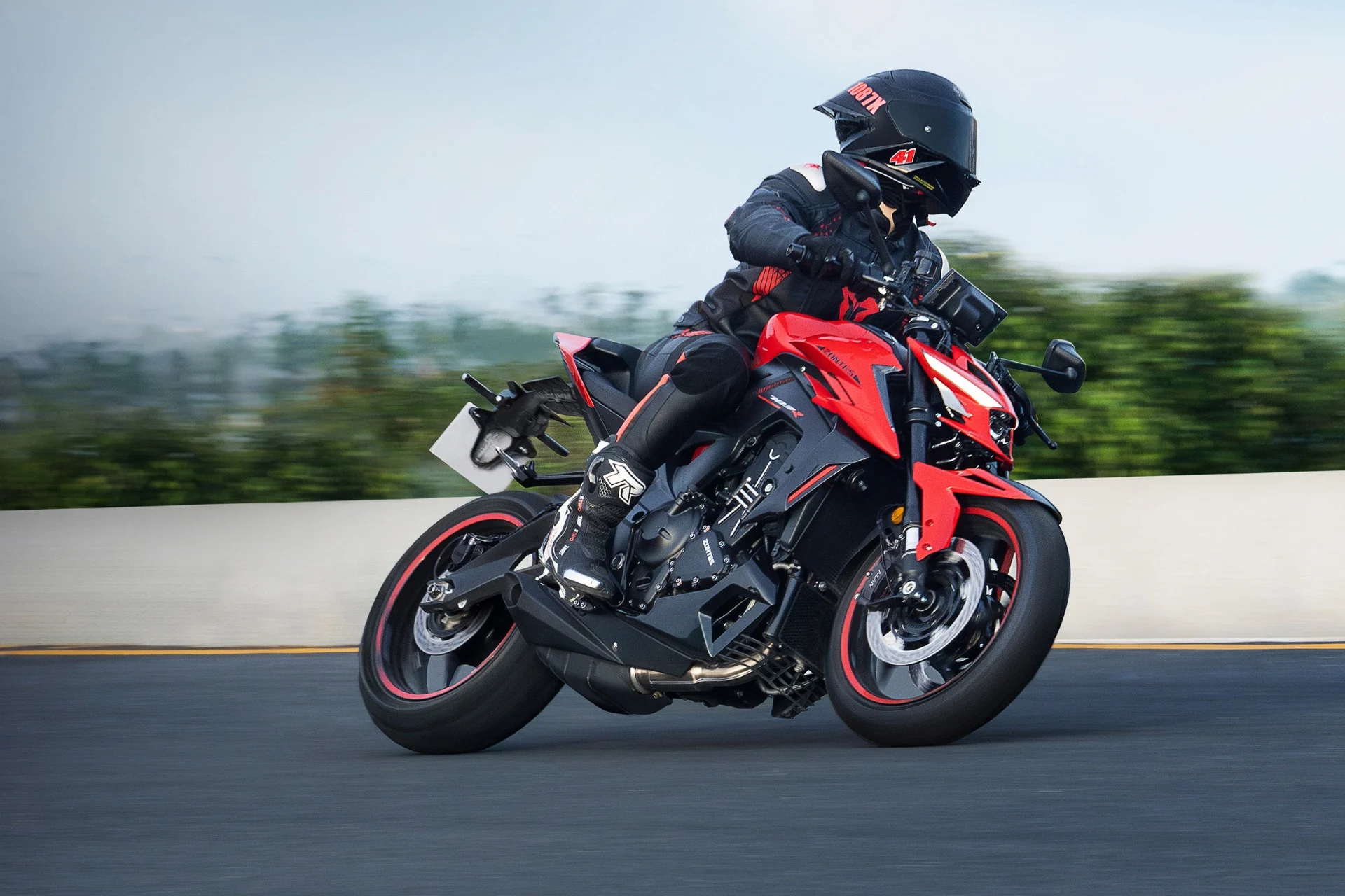 A Zontes 703R tem 95 cv e versão de 35 kW para A2