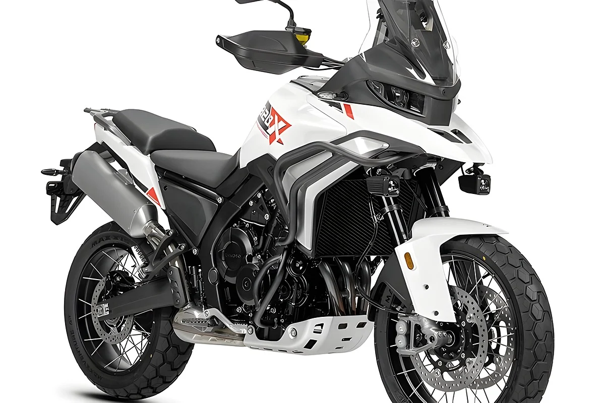 A ZXMOTO 820X aponta a 2027 com depósito de 27 litros