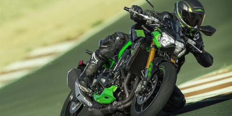 Kawasaki Z900 SE: Potência refinada e precisão na estrada – Em campanha, aproveite a reta final