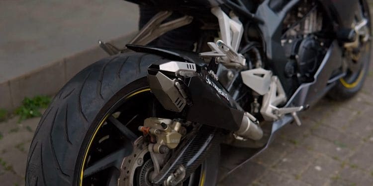 O inovador escape que permite ajustar o som da moto