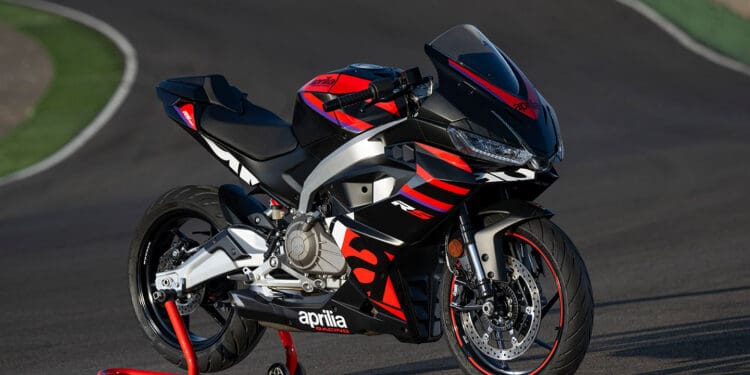 A Aprila RS457 entra em produção – particularmente apelativa ao requinte tecnológico