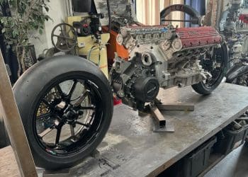 Vídeo: o impressionante projeto de um motor V8 Ferrari numa moto