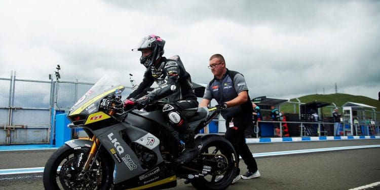 Storm Stacey não cedeu à tempestade e foi vencedor surpresa na corrida 1 do BSB em Snetterton