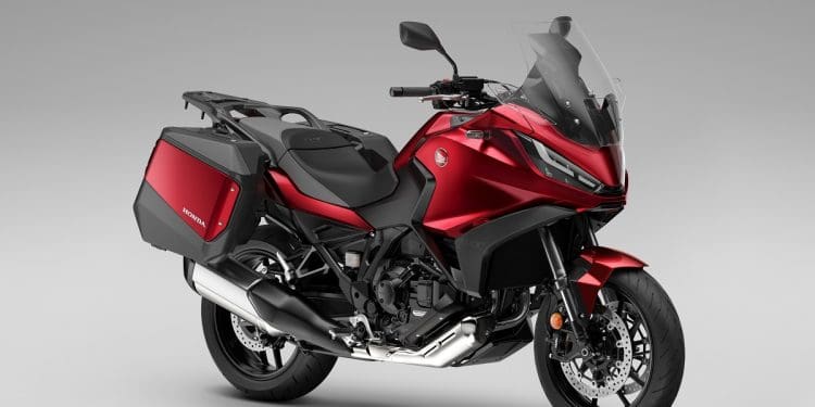 Honda NT1100 com E-Clutch especulada para 2025