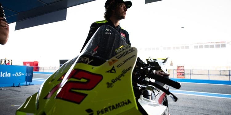 ‘É melhor ter o Valentino Rossi na garagem do que a namorada’ – Marco Bezzecchi