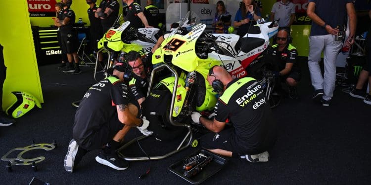 Casey Stoner não se contém: ‘Estamos a assistir a um campeonato em que os engenheiros estão a tentar tirar os pilotos da equação’