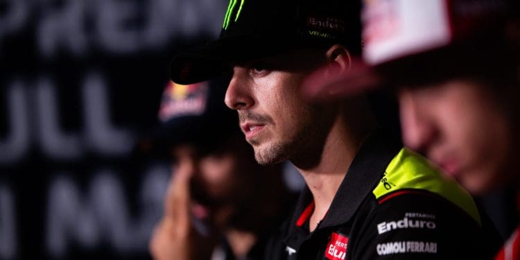 Di Giannantonio tenta evitar cirurgia a ombro esquerdo: ‘O médico disse que devia, mas se fizermos um bom trabalho com os músculos…’