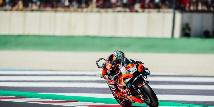 ‘Quando ele pilota parece que faz metade do esforço e a metade do percurso. É muito eficaz, na verdade’ – Carlos Checa sobre Dani Pedrosa