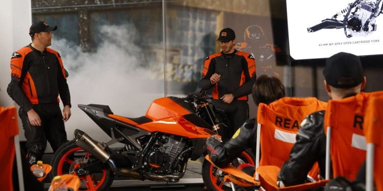 KTM Duke celebra 30 anos com desfile imperdível em Misano