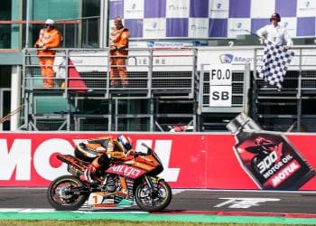 Jeffrey Buis de décimo a primeiro para vencer corrida 2 do WSSP300 em Magny-Cours que teve bandeira vermelha