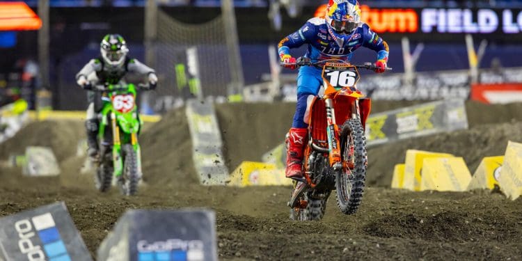 Vídeo: Os melhores momentos do AMA Supercross 450 e 250 em Foxborough