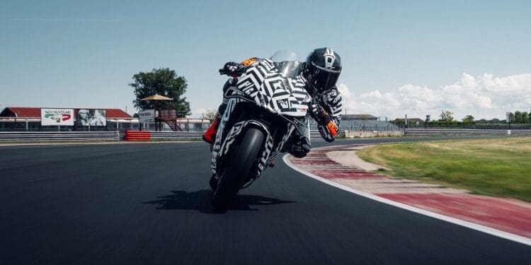 Pedro Acosta experimentou a nova KTM RC 990 R