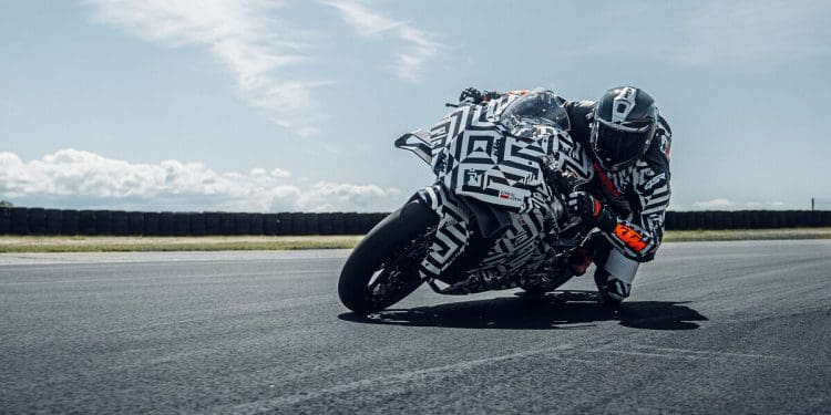 KTM criou 12 protótipos no desenvolvimento da nova 990 RC R