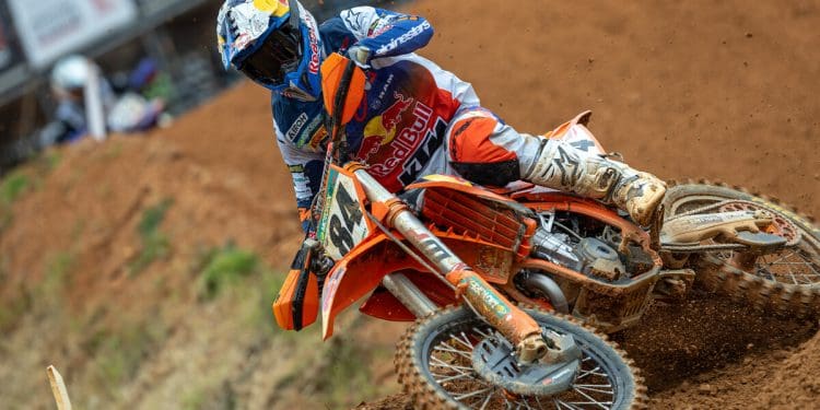 Tim Gajser venceu primeira manga do MXGP em Águeda, onde Jeffrey Herlings voltou às vitórias; Pauls Jonass foi quem mais pontos somou