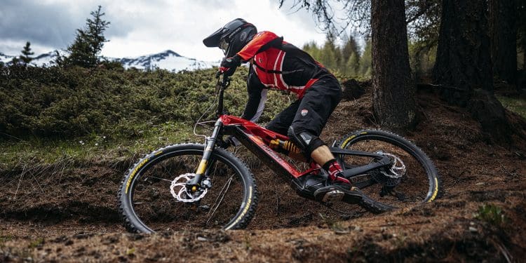 Tony Cairoli explicou como a e-bike Powerstage RR da Ducati pode ser utilizada para ajudar nos treinos