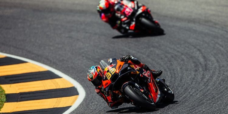 Vídeo: Os segredos atrás dos arranques canhão da KTM RC16, que Brad Binder dominou