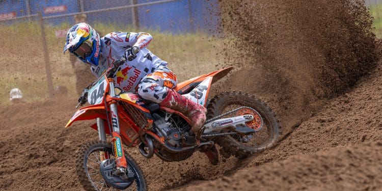 Jeffrey Herlings foi o melhor no MXGP da Letónia, onde Jorge Prado também venceu; Tim Gajser assumiu liderança do Mundial