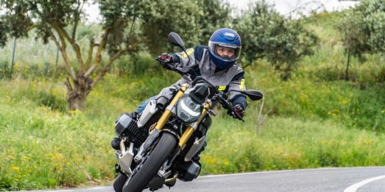 Ensaio – BMW R 1250 R – viver na sombra