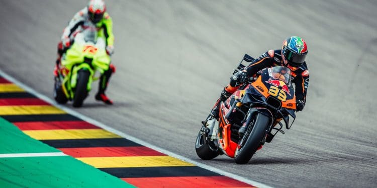 Brad Binder sem ritmo para concorrência que estava em ‘liga’ à parte: ‘Fizemos alterações radicais à moto para ter mais velocidade em curva’