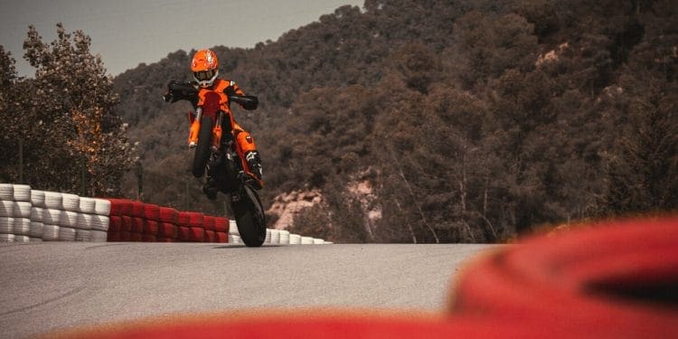 Nova KTM 450 SMR, uma supermoto levada ao extremo
