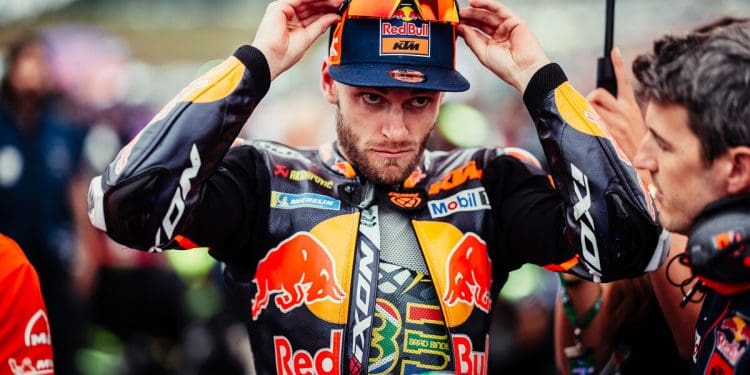 Brad Binder comenta a queda de Pedro Acosta: ‘Ele estava com sede, a moto está sempre com sede neste circuito’ (c/vídeo da queda)