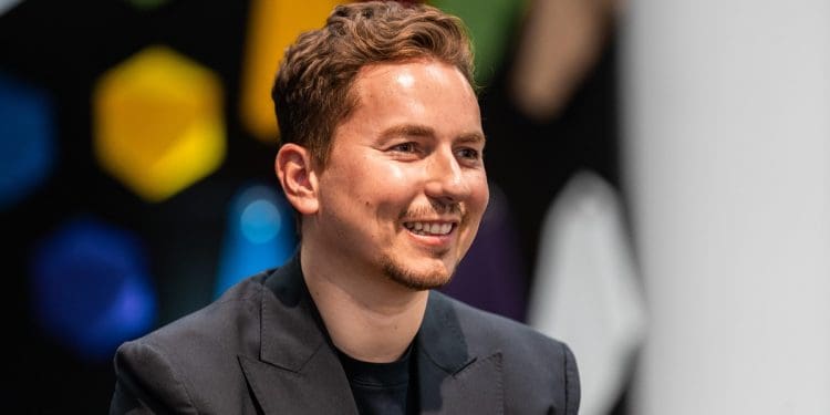 Jorge Lorenzo acredita que a idade pode ser determinante: ‘Com a mesma moto, não tenho a certeza que Márquez bata Bagnaia em todas as corridas’