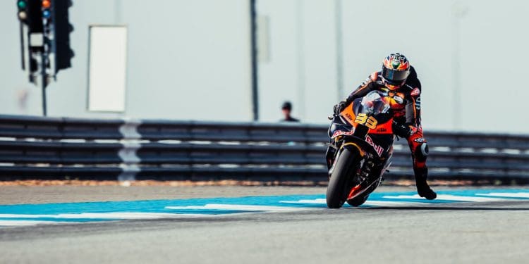 ‘O tempo de volta ideal é muito bom, mas não consegui fazer uma volta sem trancar a dianteira’ – Brad Binder
