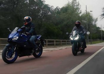 Ensaio – CFMOTO 450SR vs YAMAHA R3 – pequenas mas viciantes
