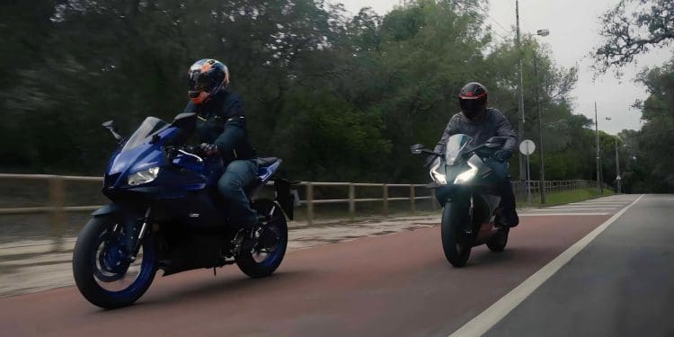 Ensaio – CFMOTO 450SR vs YAMAHA R3 – pequenas mas viciantes