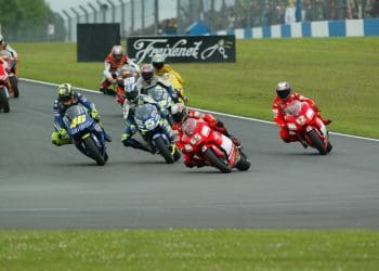Inédito: MotoGP celebra 75 anos em Silverstone com decoração «retro» em todas as motos