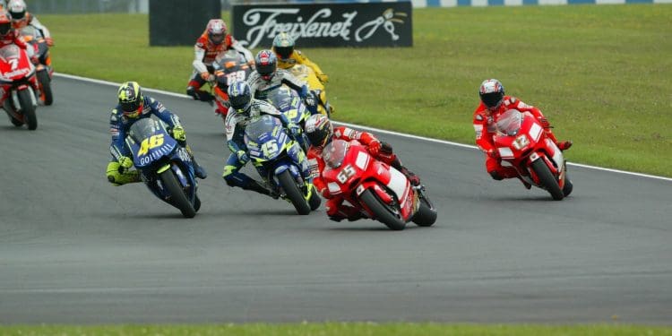 Inédito: MotoGP celebra 75 anos em Silverstone com decoração «retro» em todas as motos