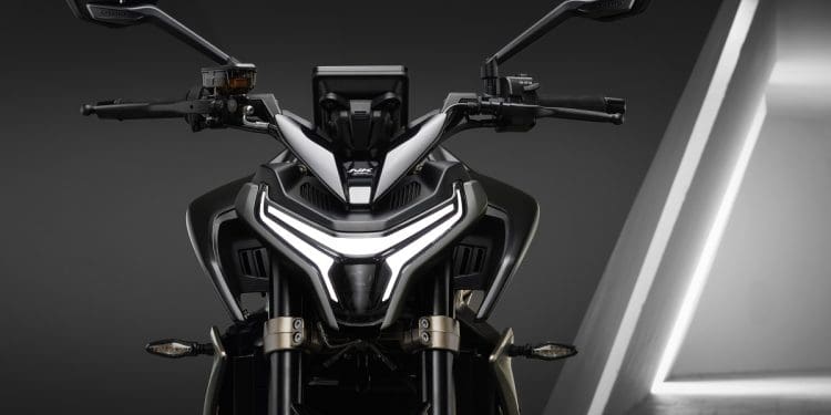 Vídeo: CFMOTO antecipa a sua nova naked tricilíndrica, 675 NK