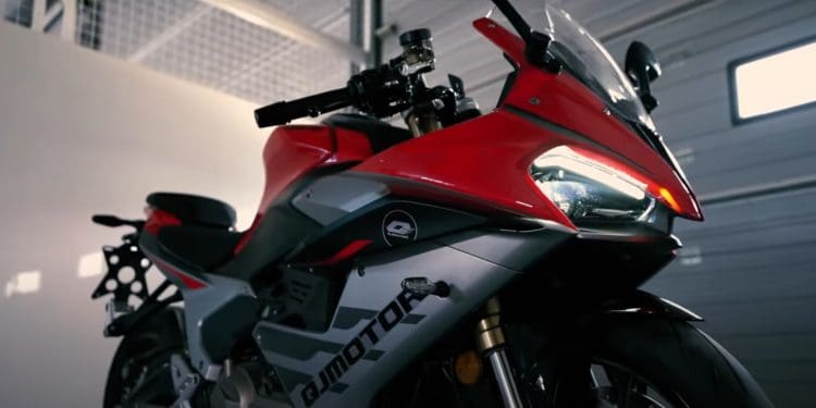 Vídeo: QJ Motor SRK 800RR – a beleza que já aterrou na Europa, no seu habitat natural