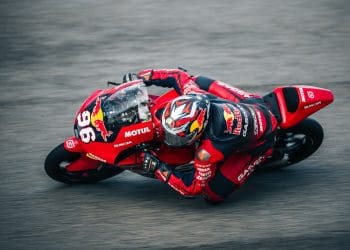Daniel Holgado arrancou sábado de Moto3 em Silverstone com o melhor tempo, em sessão «lenta» e sem melhorar registos de ontem