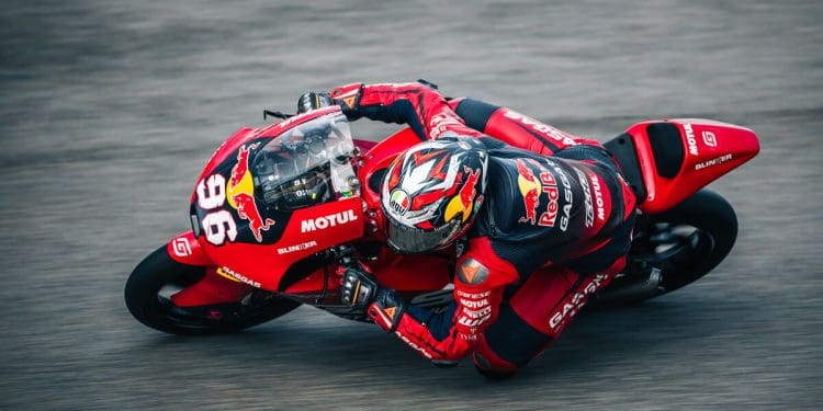 Daniel Holgado arrancou sábado de Moto3 em Silverstone com o melhor tempo, em sessão «lenta» e sem melhorar registos de ontem