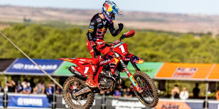 Jorge Prado renova título mundial de MXGP em final emocionante em Castilla La Mancha
