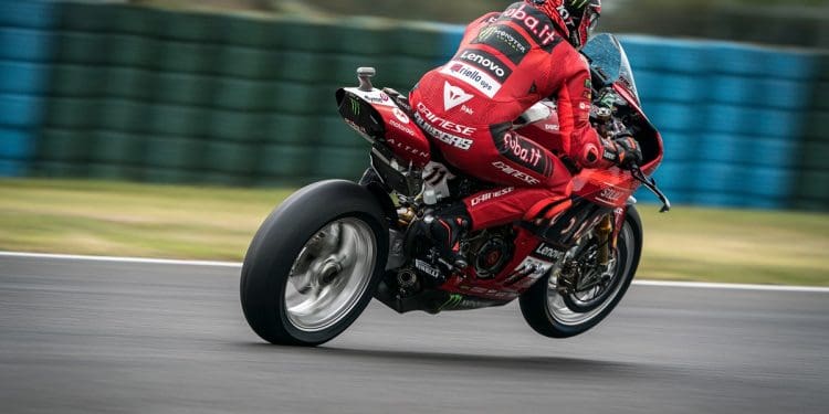 Nicolò Bulega brilhou em duelo intenso para ganhar corrida Superpole do WSBK em Magny-Cours