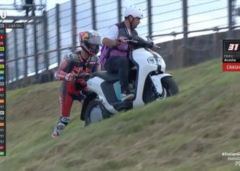 Vídeo: Cenas caricatas, com Pedro Acosta a empurrar a scooter do comissário