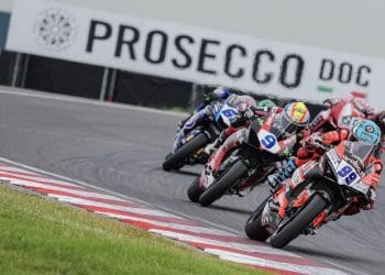 Drama no seu melhor! Adrián Huertas completou bis depois de Montella ter sido penalizado na Corrida 2, que teve bandeira vermelha