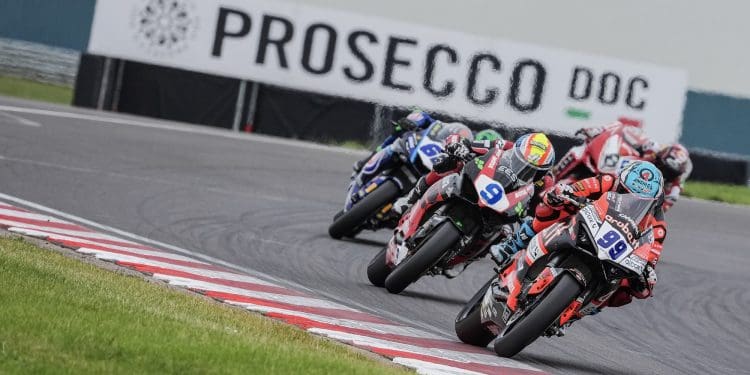 Drama no seu melhor! Adrián Huertas completou bis depois de Montella ter sido penalizado na Corrida 2, que teve bandeira vermelha