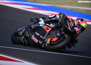 Aleix Espargaró explicou porque trocou de moto durante a corrida: ‘Não temos aderência, é difícil parar a moto, por isso arrisquei’