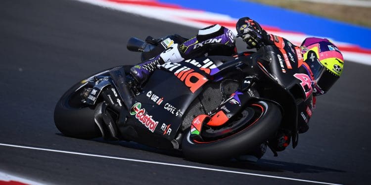 Aleix Espargaró explicou porque trocou de moto durante a corrida: ‘Não temos aderência, é difícil parar a moto, por isso arrisquei’