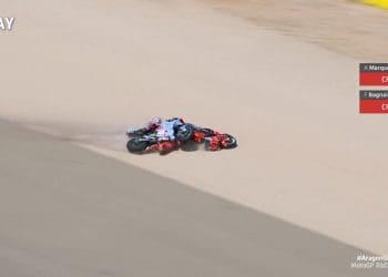 Vídeo: Drama em Aragão, Álex Márquez resiste e elimina Francesco Bagnaia em acidente assustador