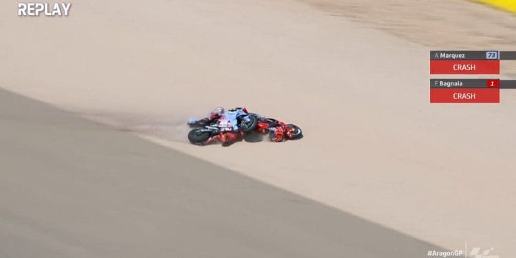 Vídeo: Drama em Aragão, Álex Márquez resiste e elimina Francesco Bagnaia em acidente assustador