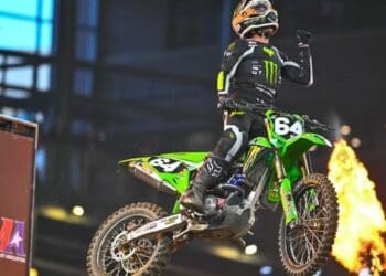 Austin Forkner começa AMA 250 SX East com uma vitória em Detroit, com o main event marcado por início caótico