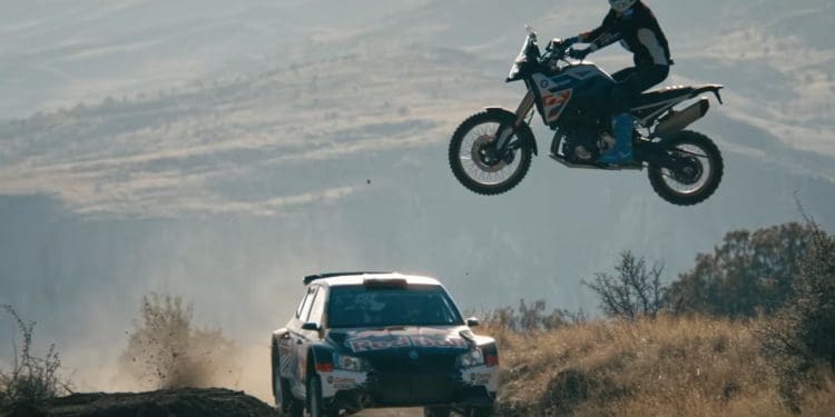 Vídeo: Até ao limite! Preparada para tudo, a BMW F900 GS dá luta até… a um carro de rally
