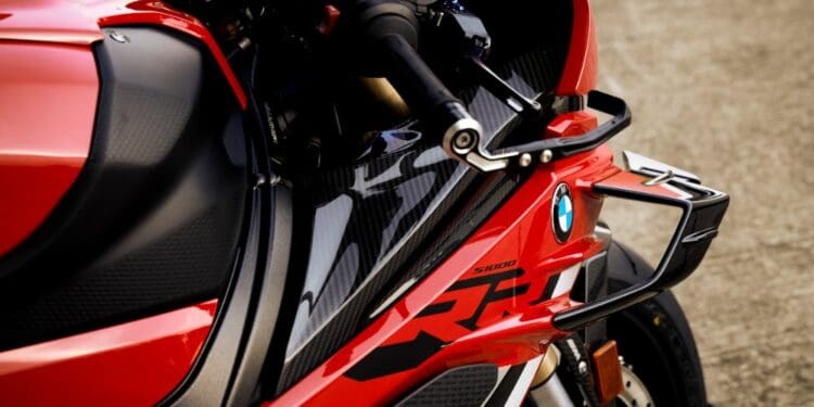 BMW patenteia asas aerodinâmicas activas na S 1000 RR